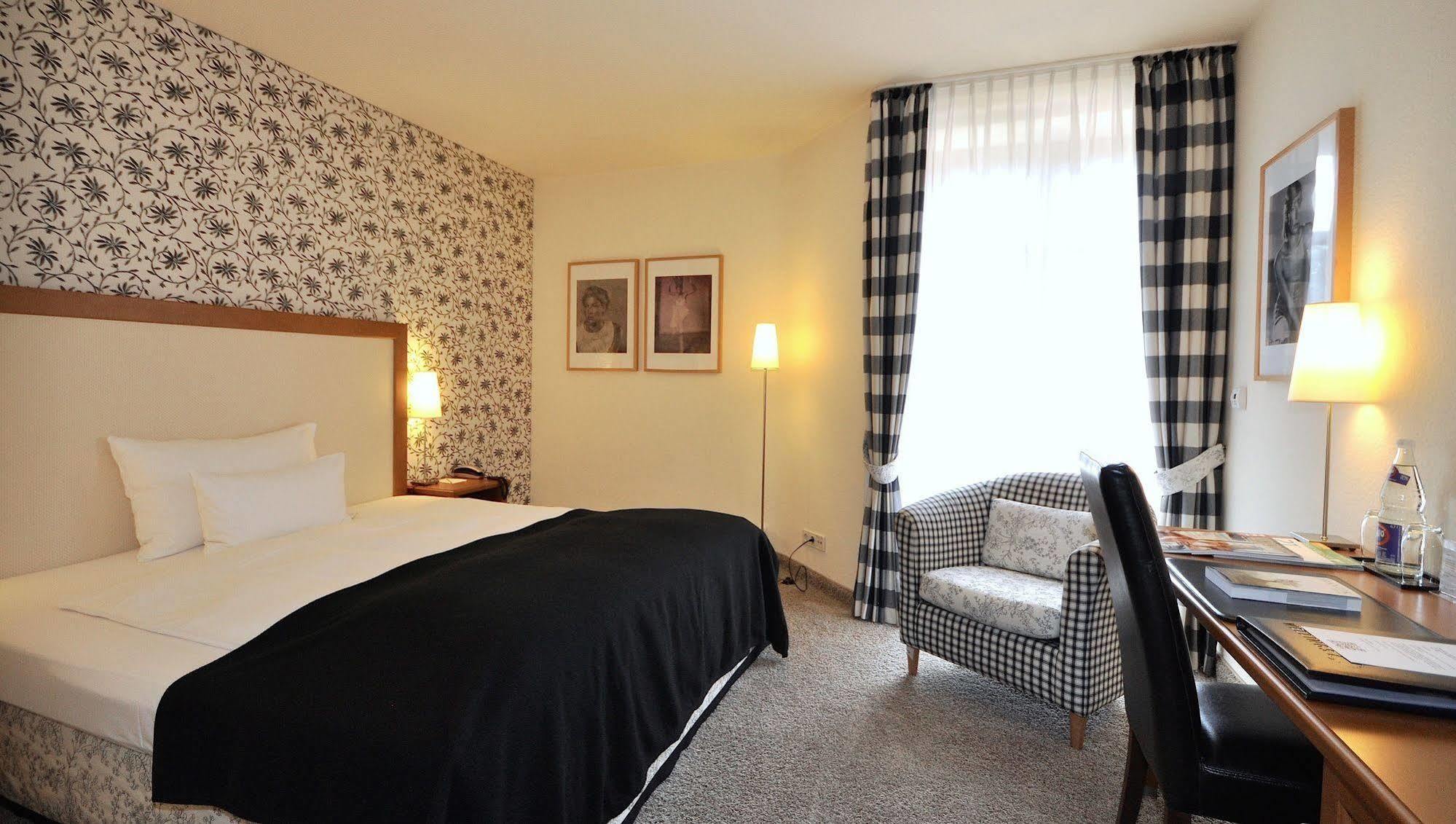 Wellings Romantik Hotel Zur Linde Moers Eksteriør billede