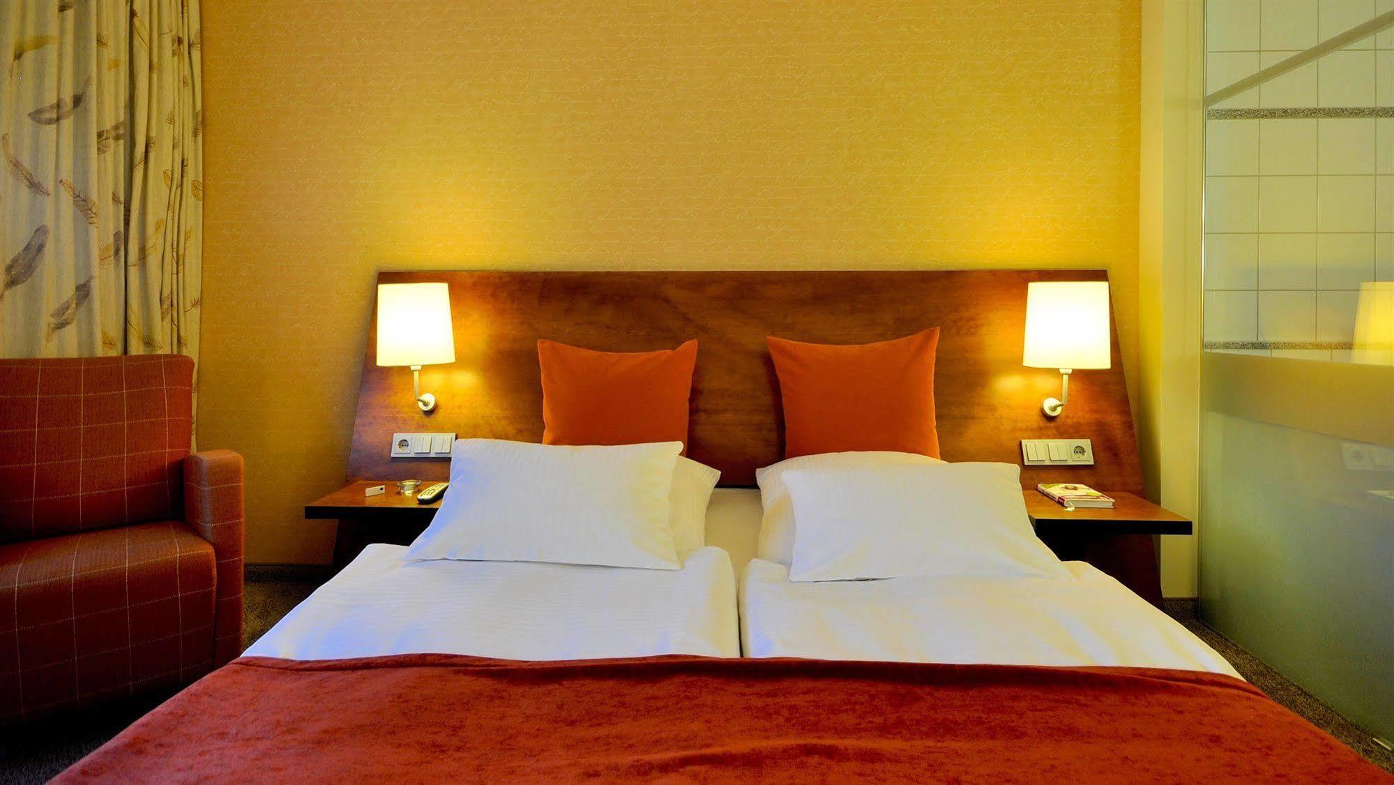 Wellings Romantik Hotel Zur Linde Moers Eksteriør billede